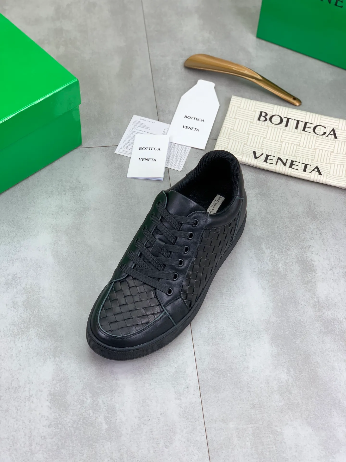Factory price P720 💰Top quality💎💎💎 BOTTEGA VENETA official website synchronous couple👫The latest top version of the highest version of BV high-top casual shoes in the market, accept material comparison, shoe type comparison, process comparison, practical and textured, versatile, suitable for any occasion, the more you look at it, the more flavorful it becomes. Pure hand-woven craftsmanship - upper material, imported original woven calfskin - high-quality water-dyed cowhide inside - original private model customized outsole -Size: male 39-44 (customized 38 45 46) female 35-39 (customized 34 40 41) Comes with original BV green box, complete packaging.